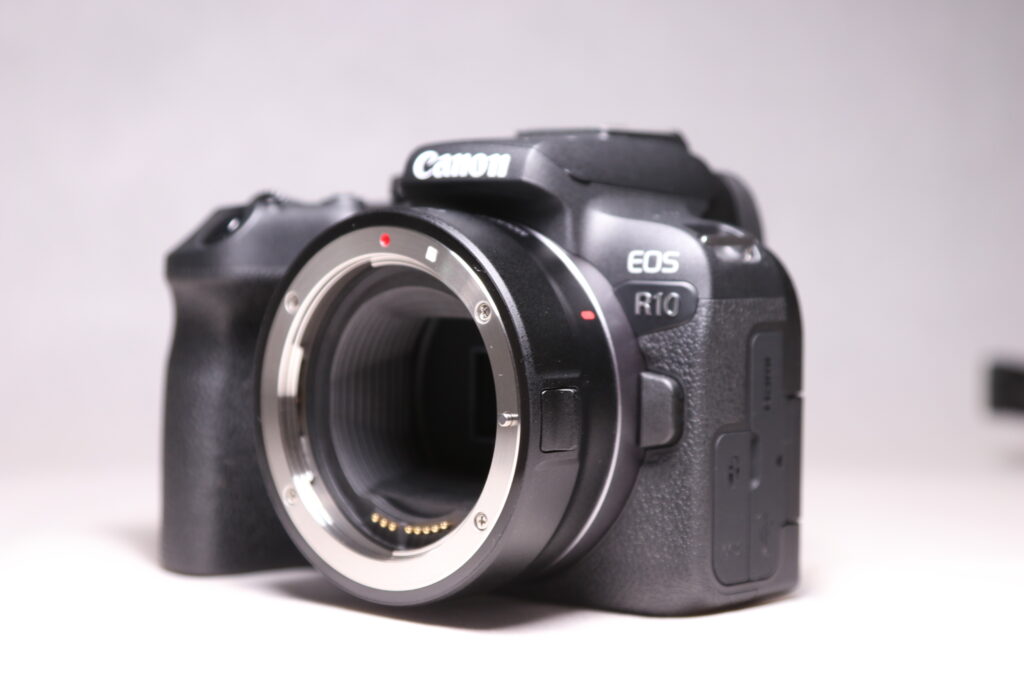 EOS R10にマウントアダプターを装着